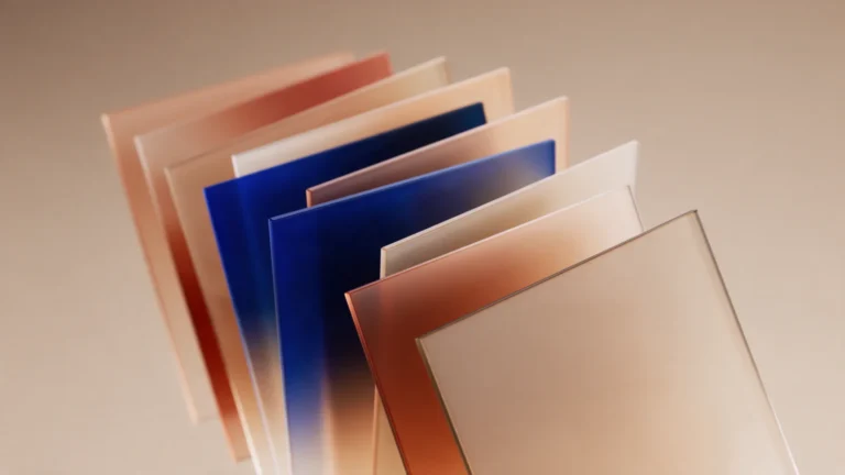 Painéis translúcidos em tons de terracota e azul empilhados como páginas de documentos